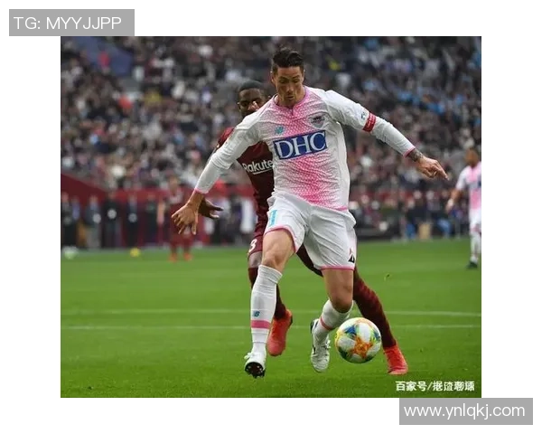 足球明星遭遇骨折伤痛回顾及其对职业生涯的影响分析